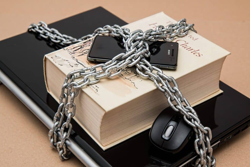 portatil_ratón_telefono_y_libro_encadenados_unos_a_otros_a_modo_de_seguridad