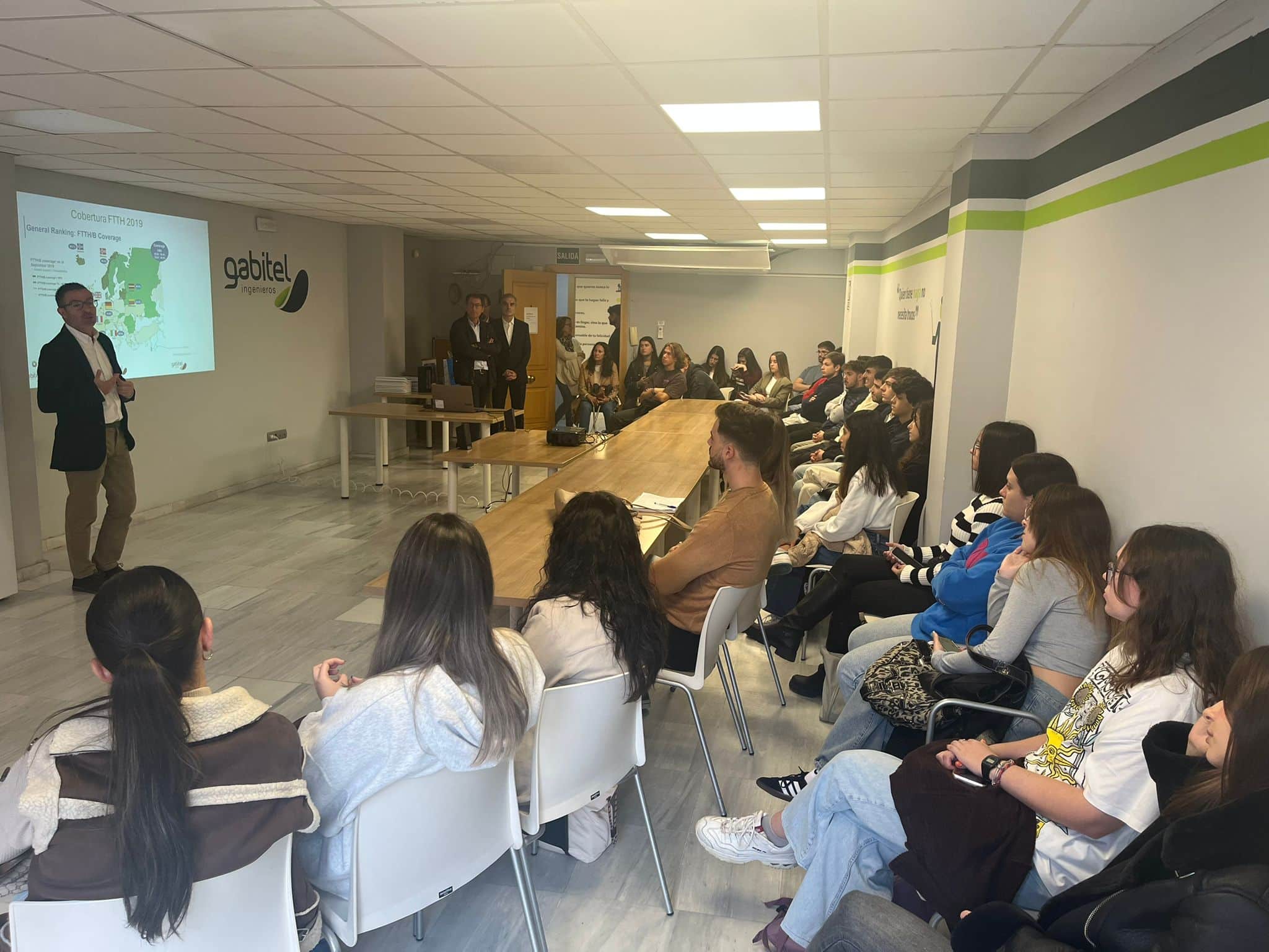 Alumnos de la UHU visitan Gabitel para conocer su proceso de internacionalización