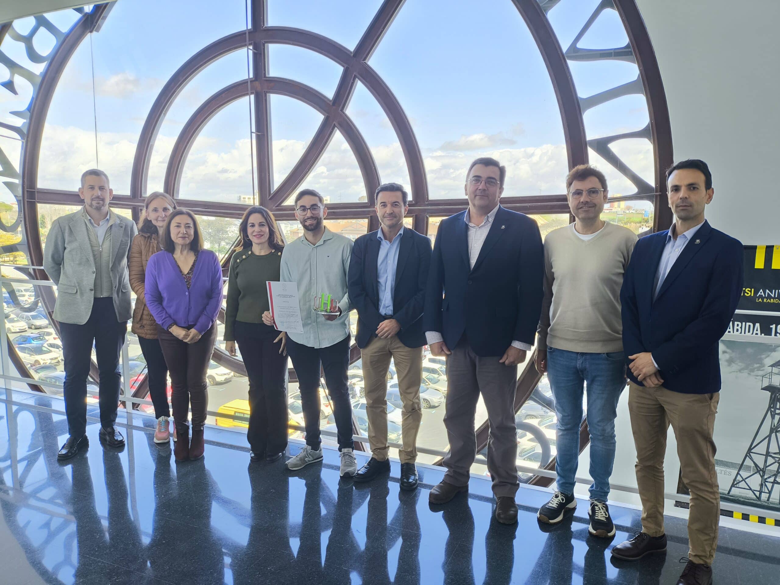 El Consejo de la Cátedra Gabitel sobre el Hidrógeno de la Universidad de Huelva, reunido en sesión ordinaria el pasado martes, acordó por unanimidad conceder a Marcos Camacho Pascual el Primer Premio TFG de la tercera edición de los Premios a Trabajos Fin de Grado y Fin de Máster relativos al curso académico 2023/24 por su proyecto ‘Análisis técnico para implementación de plan piloto de adaptación de la red de estaciones de servicio en territorio nacional de estaciones de repostaje de hidrógeno’. Una vez valorada la calidad científica de los trabajos fin de grado y fin de máster, así como su adecuación a las líneas de investigación prioritarias de la Cátedra de Gabitel sobre el Hidrógeno, establecidas en las bases de la convocatoria, los miembros del Consejo acordaron que el proyecto de Marcos Camacho, alumno del Grado de Ingeniería Energética de la Escuela Técnica Superior de Ingeniería de la UHU (ETSI) y ya ejerciendo profesionalmente en el mercado laboral, reunía los requisitos de excelencia para hacerse acreedor del galardón gracias a un innovador proyecto de evaluación de la viabilidad técnica de la adaptación de la infraestructura existente de estaciones de servicio a estaciones de repostaje únicamente con hidrógeno. Asimismo, el Consejo de Gobierno de la Cátedra acordó declarar desiertos el Segundo Premio de Trabajos Fin de Grado así como el Primer y Segundo Premio de los Trabajos Fin de Máster . La Cátedra Gabitel sobre el Hidrógeno, que, junto a la Universidad de Huelva (UHU), creamos en 2021 con el objetivo de centralizar y fortalecer los vínculos y proyectos de colaboración entre ambas instituciones para alcanzar los Objetivos de Desarrollo Sostenible impulsando la creación de un clúster científico-industrial como centro neurálgico para aumentar el uso del hidrógeno verde, instituyó los Premios a Trabajos Fin de Grado y Fin de Máster dentro de las actividades contempladas en Actividad Académica y Formación, uno de los tres ejes prioritarios de la Cátedra junto a la Investigación y Transferencia del Conocimiento. La convocatoria de estos premios, orientada al fomento de la formación y promoción de la actividad investigadora, consta de cuatro premios a Trabajos Fin de Grado (TFG) y Fin de Máster (TFM) realizados en la Universidad de Huelva y que se enmarquen en las principales líneas relacionadas con la Cátedra Gabitel sobre el Hidrógeno.