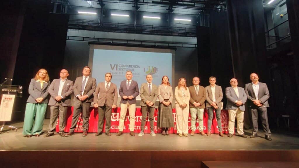 Foto de familia de los asistentes a la VI Conferencia Sectorial.