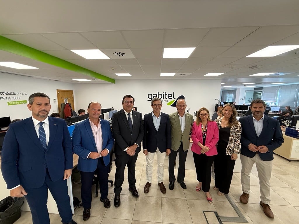 Gabitel recibe la visita del consejero Jorge Paradela y del alcalde de Tomares.